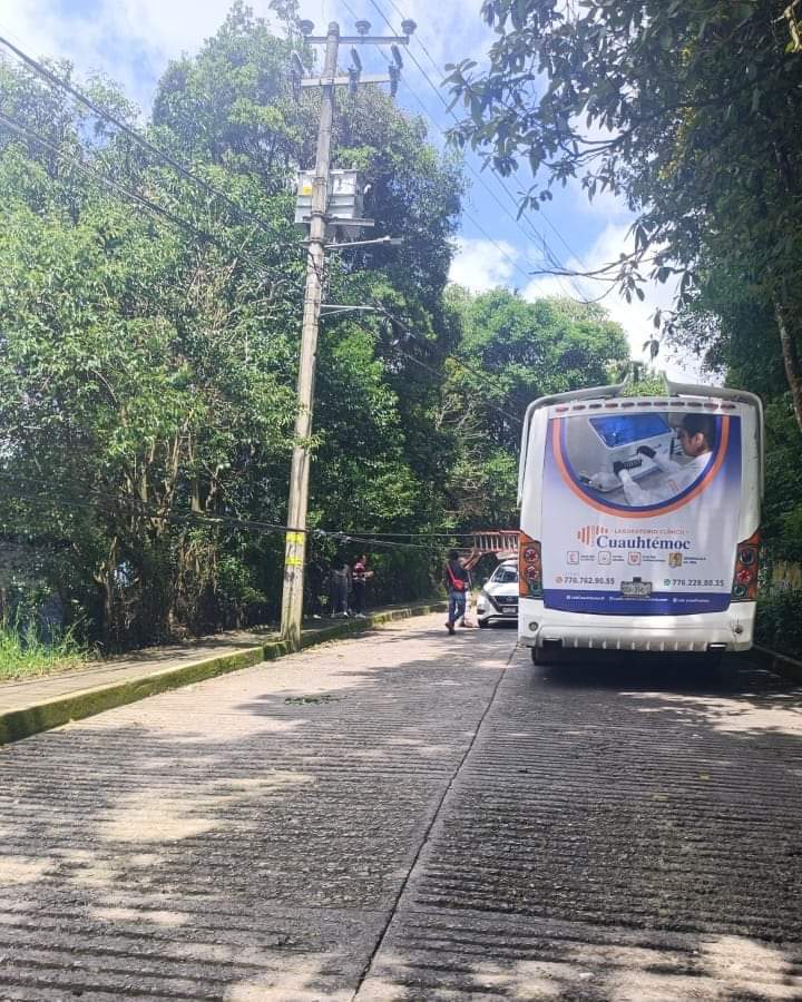 Camión derrumba cables de Telmex en Huauchinango