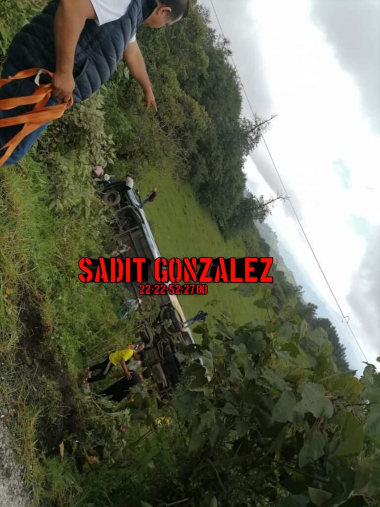 Autobús de la linea Via termina al fondo de una barranca en Nauzontla; se desconoce número de heridos