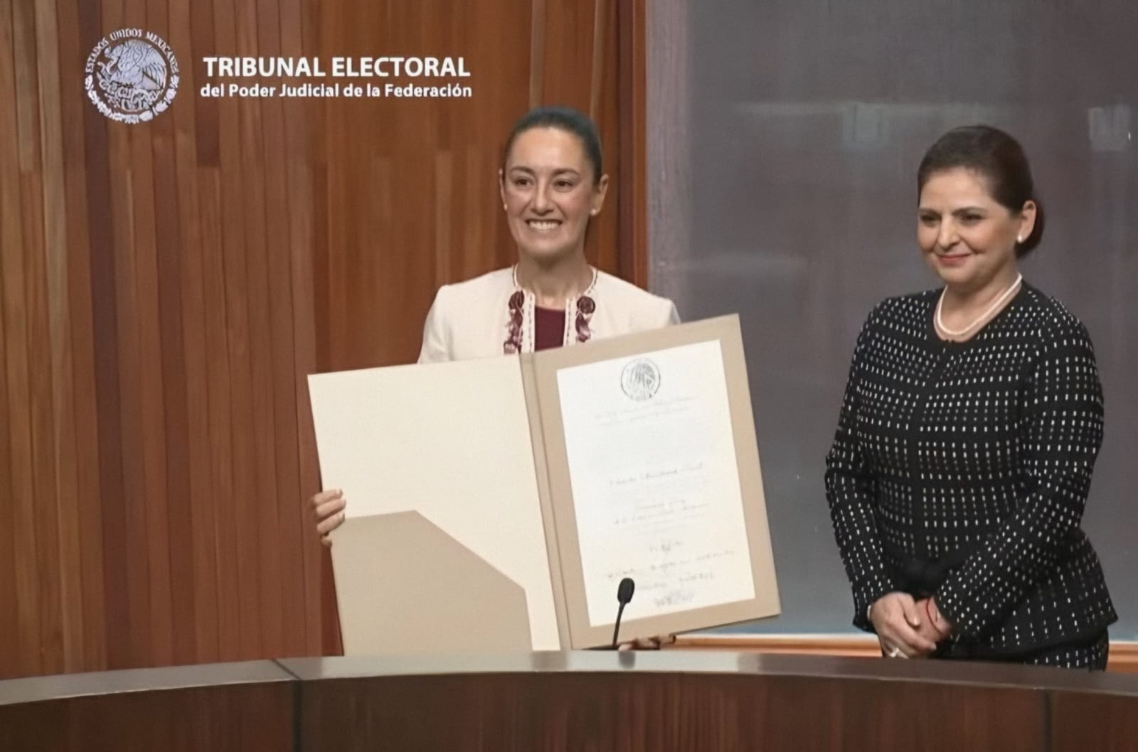 Sheinbaum recibe constancia de mayoría como presidenta electa de México