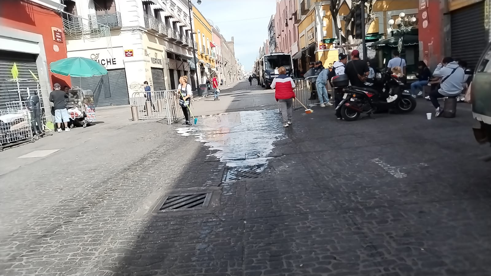 Video desde Puebla: Ambulantes se instalan desde temprana hora en la calle 8 Oriente 