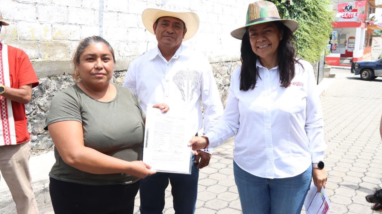 Desde Atlixco: Ariadna Ayala entregó calentadores solares