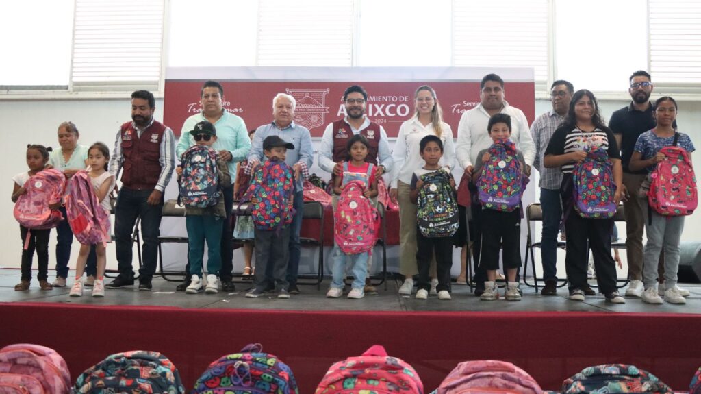 Desde Atlixco: Estudiantes recibieron kits escolares