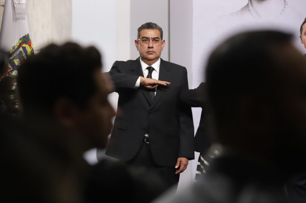 Compromiso con México y la sociedad, pidió Sergio Salomón