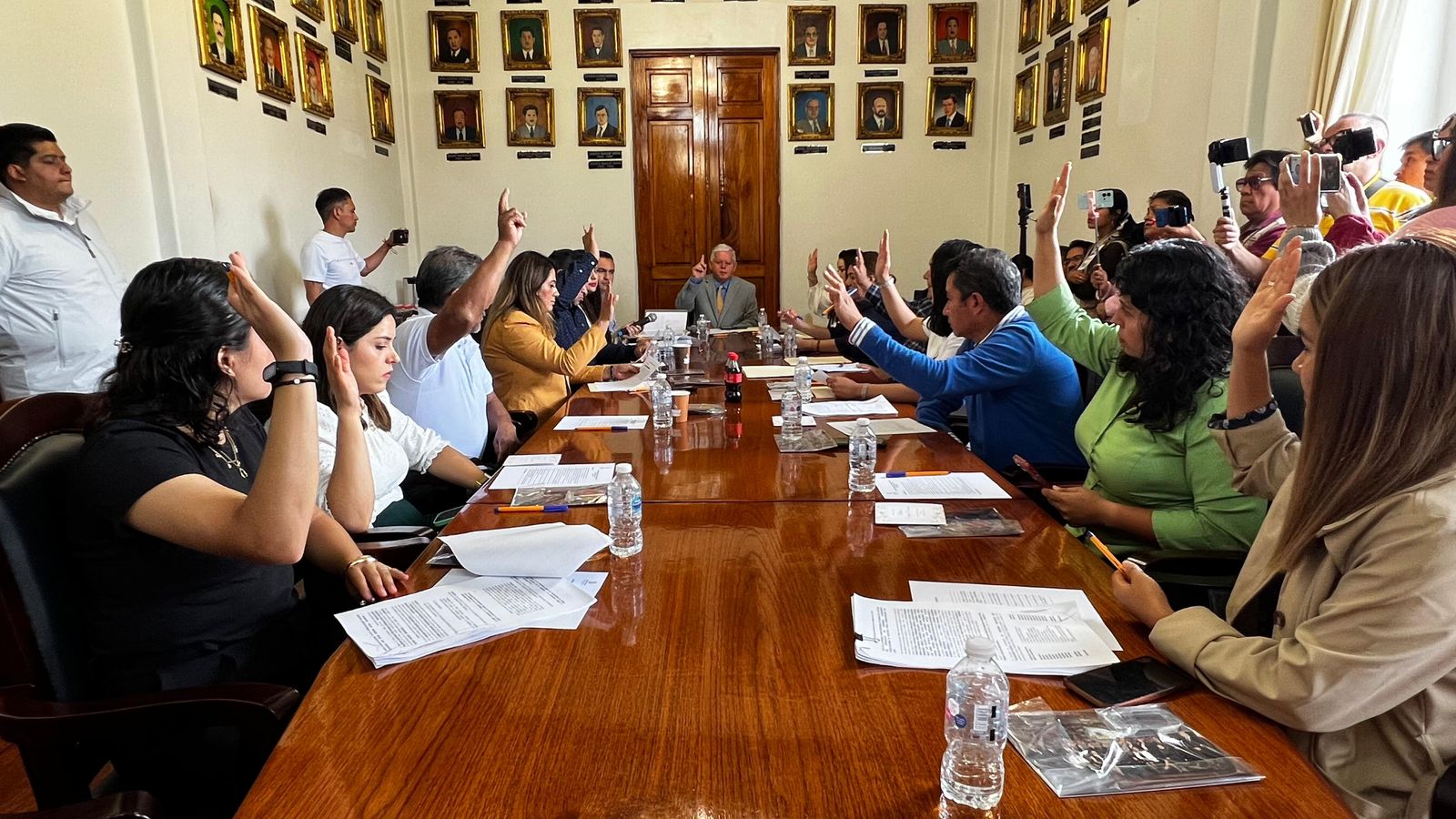 Gobierno de Carlos Peredo reconoce la capacidad de constructores de la Central de Abastos