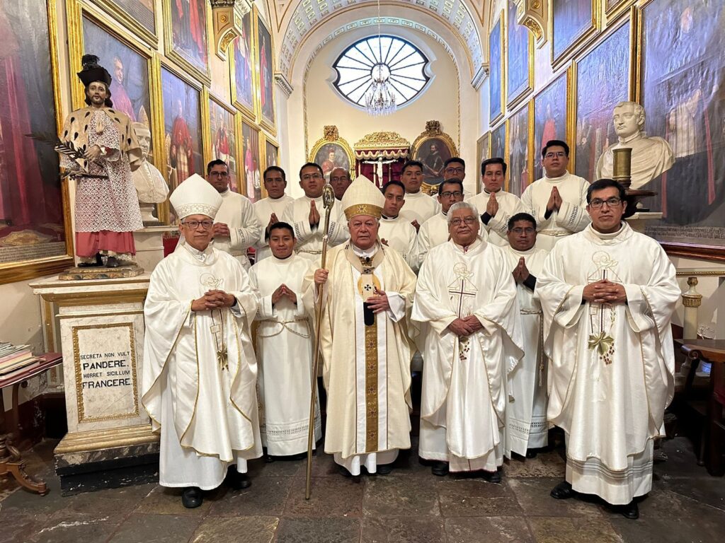 Se ordenan 12 diáconos en la catedral de Puebla