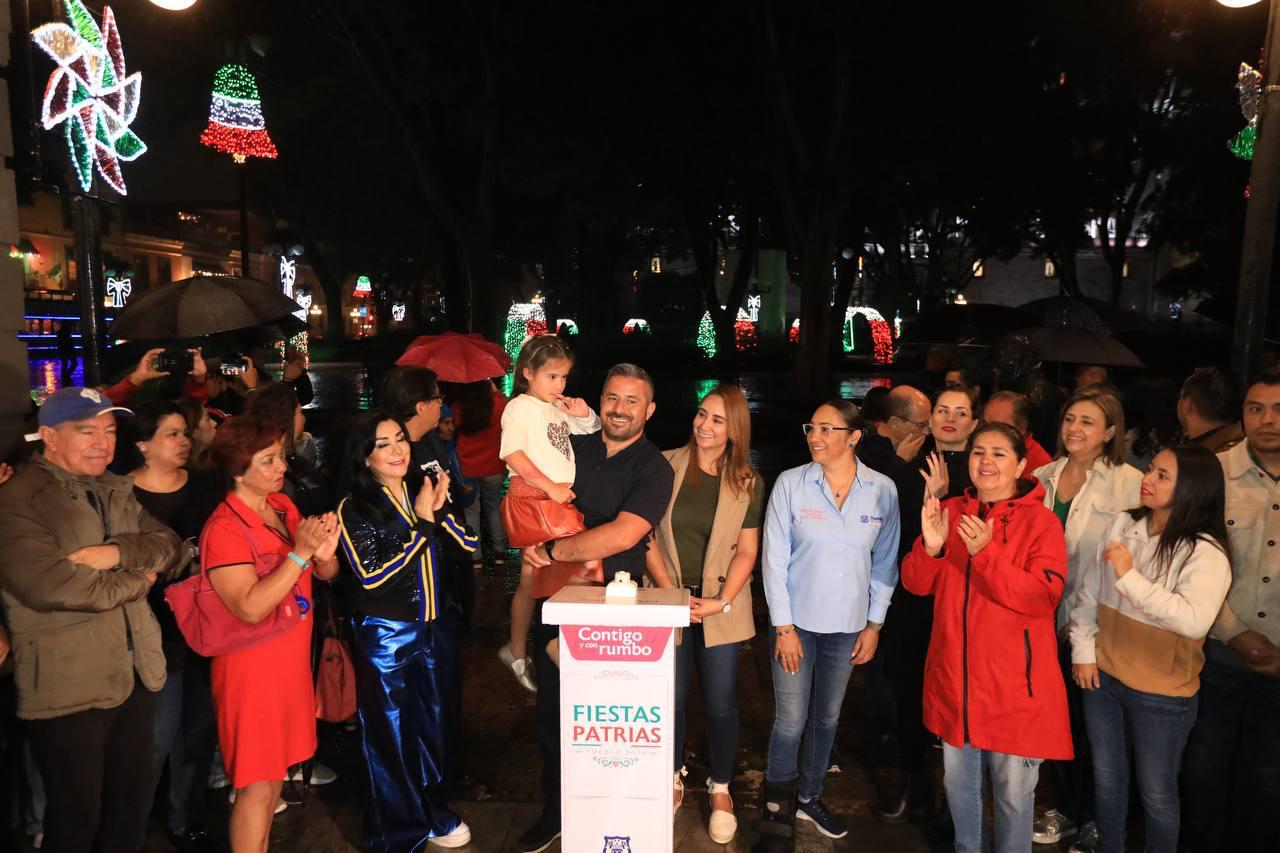 Encienden luminaria de fiestas patrias en Puebla capital