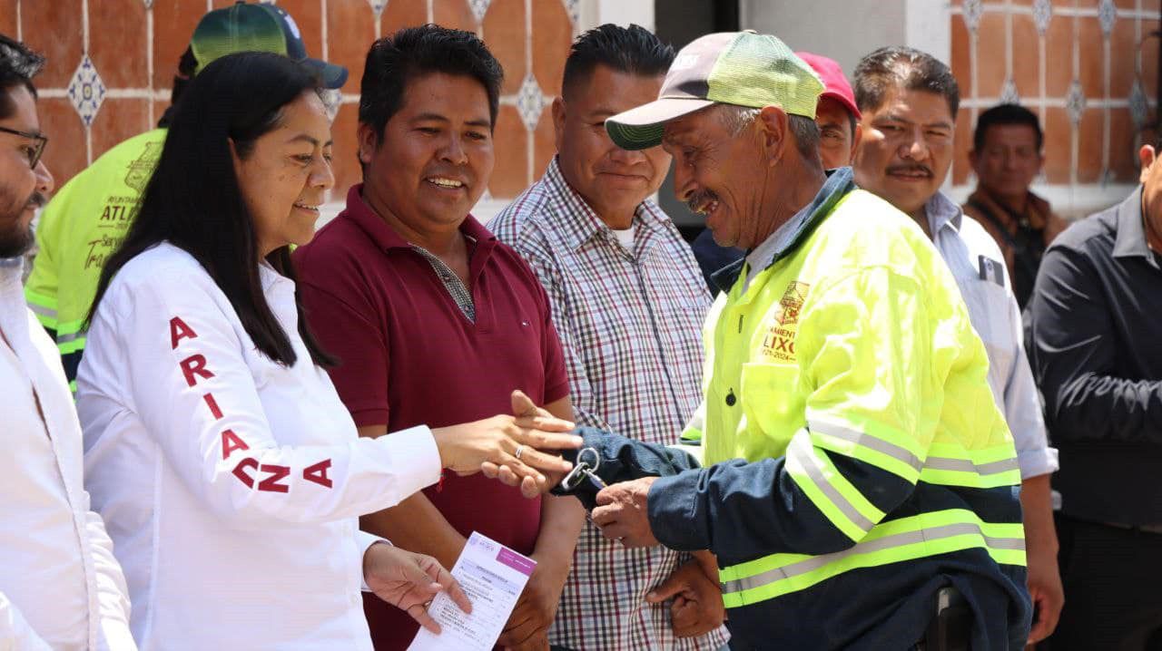 Desde Atlixco: Ariadna Ayala entregó parque vehicular para mejorar servicios públicos