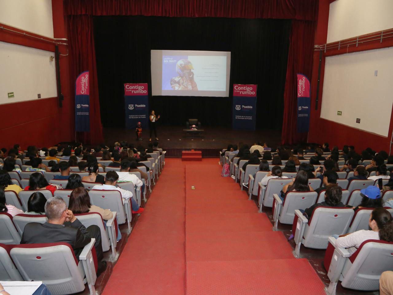 Presentan conferencia “Al Éxito le gusta la velocidad” por mujer piloto