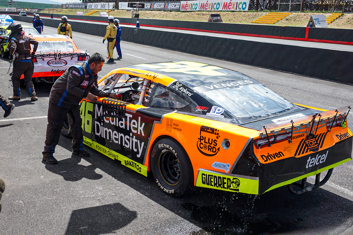 Está Irwin Vences dentro de los tres mejores pilotos en NASCAR México