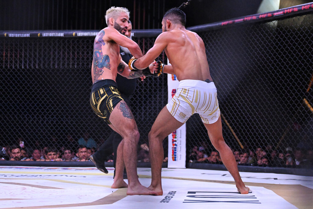 Retiene Jorge Calvo cetro mosca ante Alexandro Bravo en LUX 045