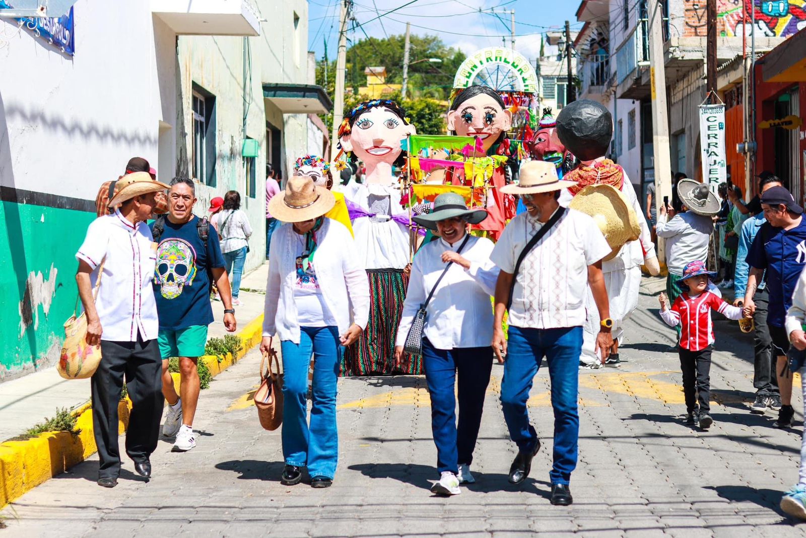 Miles de familias se reunieron en Atlixco para disfrutar del tradicional Desfile de Mojigangas