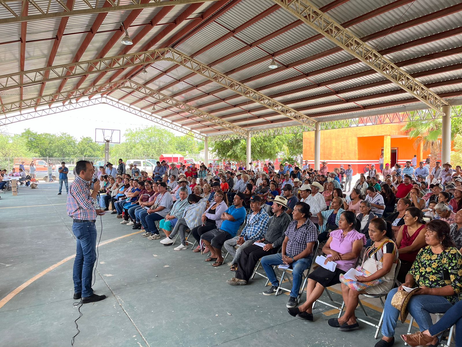 ”Seguiremos estrechando lazos y trabajando en coordinación con el estado, para traer más beneficios a la mixteca”: Lalo Castillo