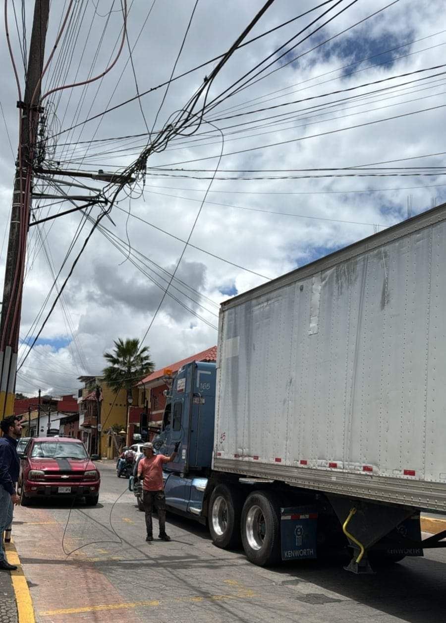 Empresarios y ciudadanos de Huauchinango denuncian falta de autoridad del ayuntamiento en el área de Vialidad ante cables de luz rotos