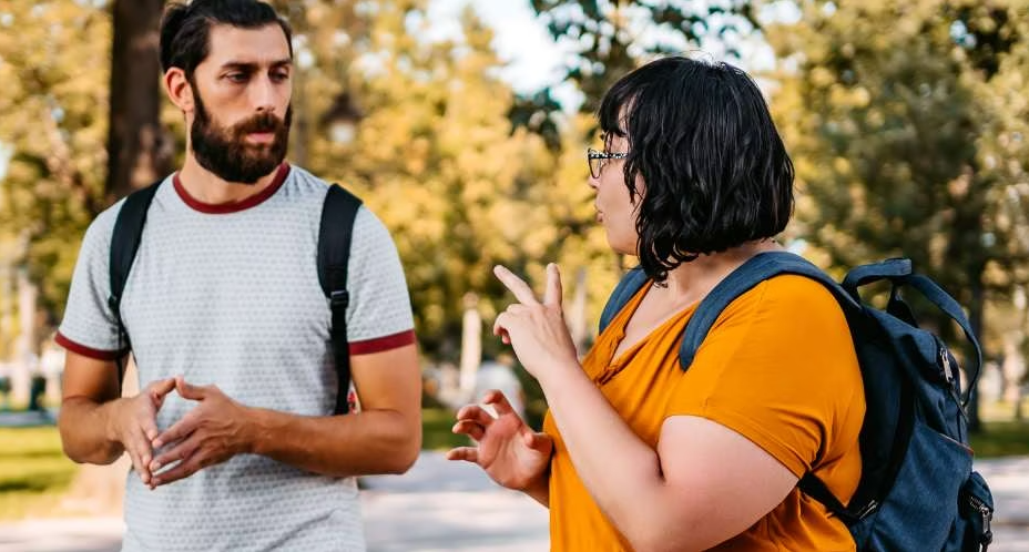 ¿Cómo la sordera puede afectar la vida académica y social de los jóvenes?