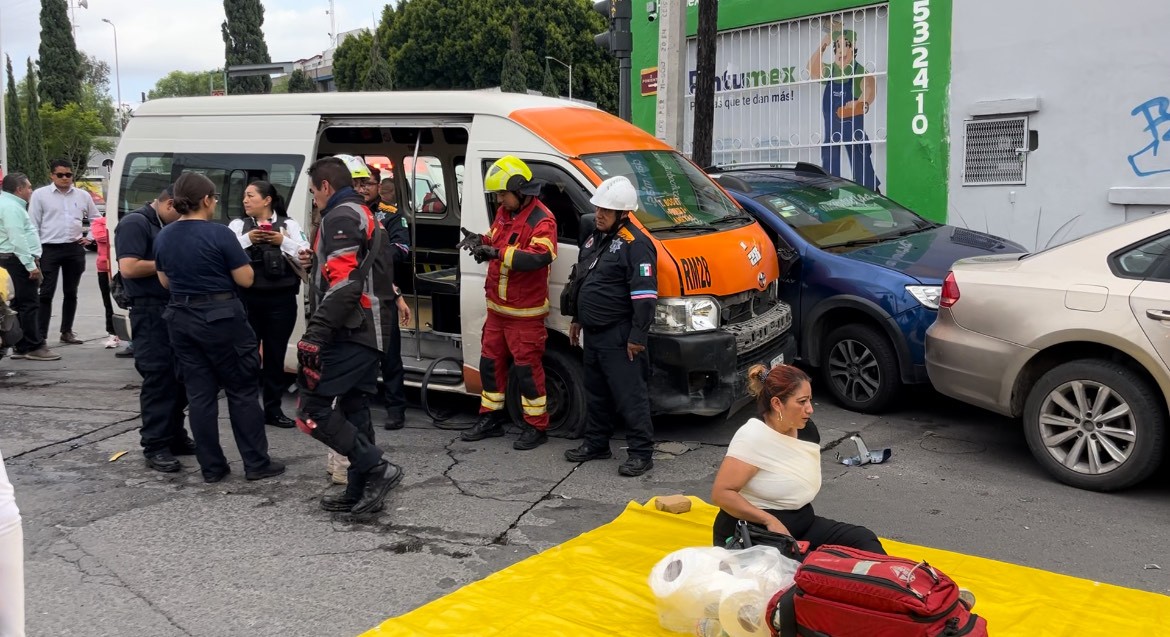 12 lesionados dejó choque entre particular y transporte público