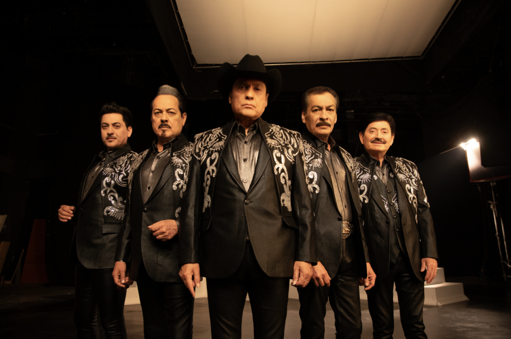 Los Tigres del Norte #1 en el chart popular de monitor latino con su tema “Aquí Mando Yo”