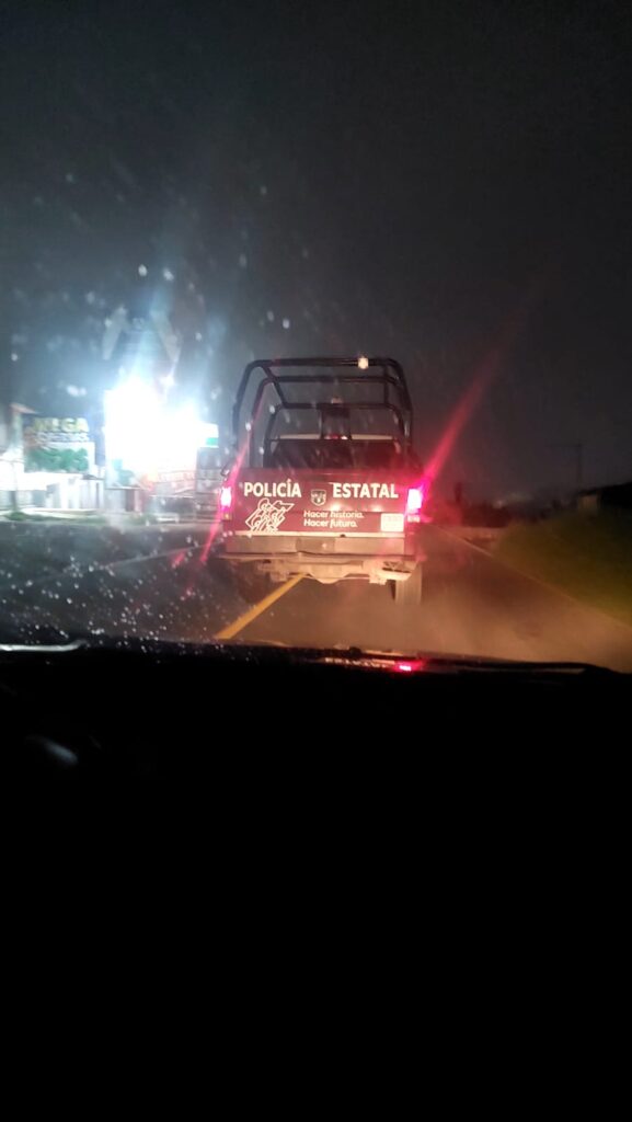 En Huauchinango, acusan a policías de manejar patrulla sin placas, en presunto estado de ebriedad y provocar accidente