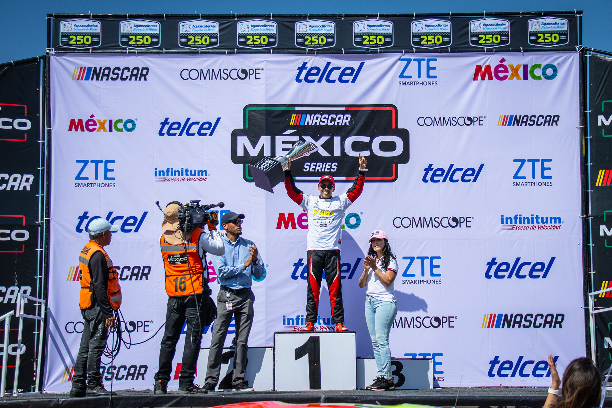 Xavier Razo gano la carrera y es el campeón de la temporada regular de Nascar México Series