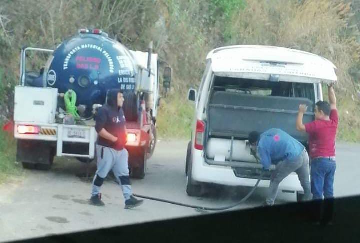 ¡El colmo de la irresponsabilidad! transporte público de Huauchinango carga gas en plena calle