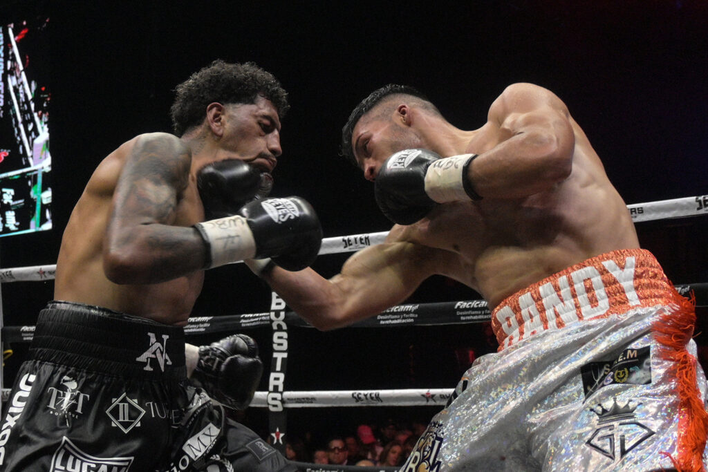 “Mantequillita” Nápoles pierde por decisión ante Randy León por título ligero Fecarbox