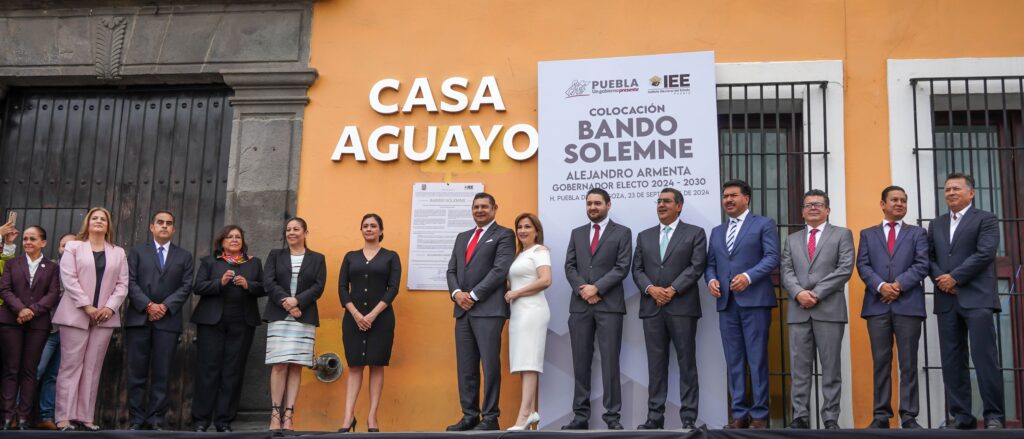 IEE coloca bando solemne en los poderes del estado y ayuntamiento de Puebla
