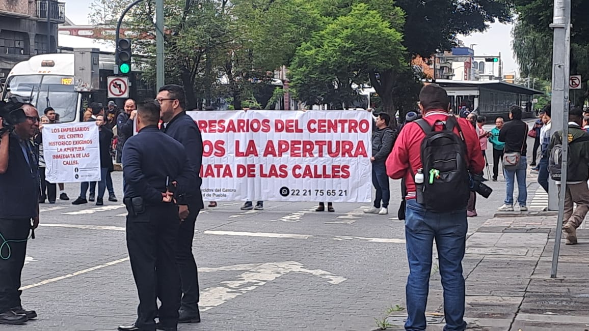 Comerciantes establecidos se manifiestan; acusan que bloqueo de calles ha bajado sus ventas hasta 60%