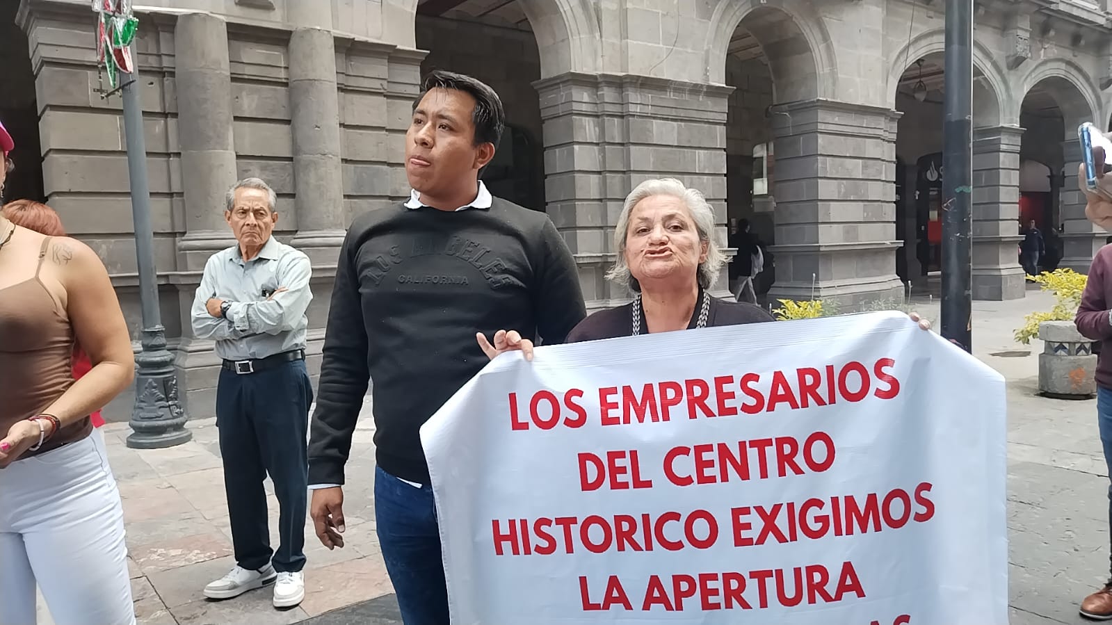 Video: Comerciantes establecidos denuncian agresiones y detención de su compañero por la policía municipal