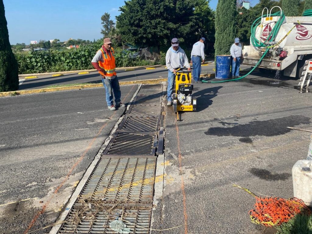 Desde Atlixco: ¡AVISO! ayuntamiento da mantenimiento en alcantarillado en boulevard Emiliano Zapata