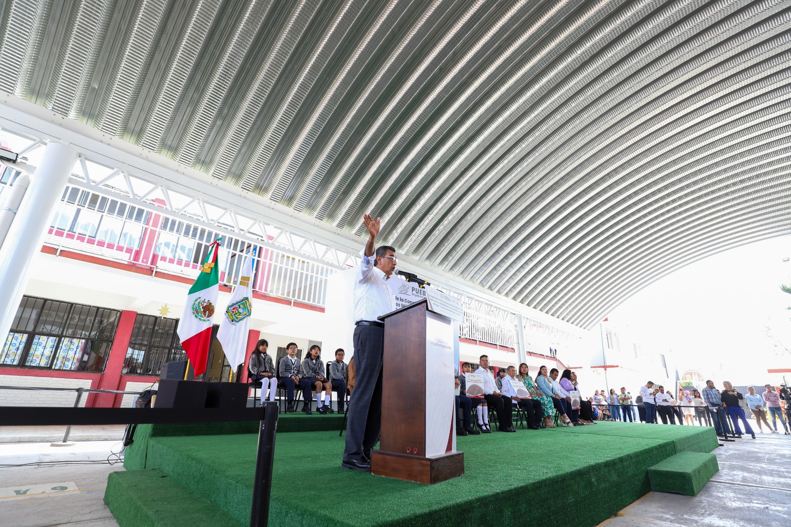 Sergio Salomón consolida la estructura educativa en Puebla capital