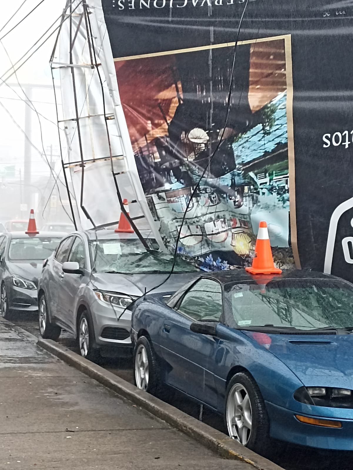 Video: Lluvia en la capital poblana provoca  caída de espectacular e inundaciones