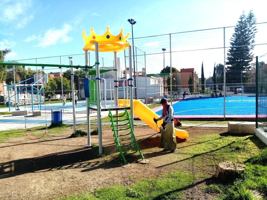 Dan mantenimiento a parques jardines y alumbrado de Puebla capital