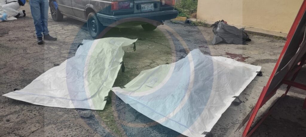 Abandonan auto con tres cuerpos desmembrados y mensaje de advertencia en Quecholac
