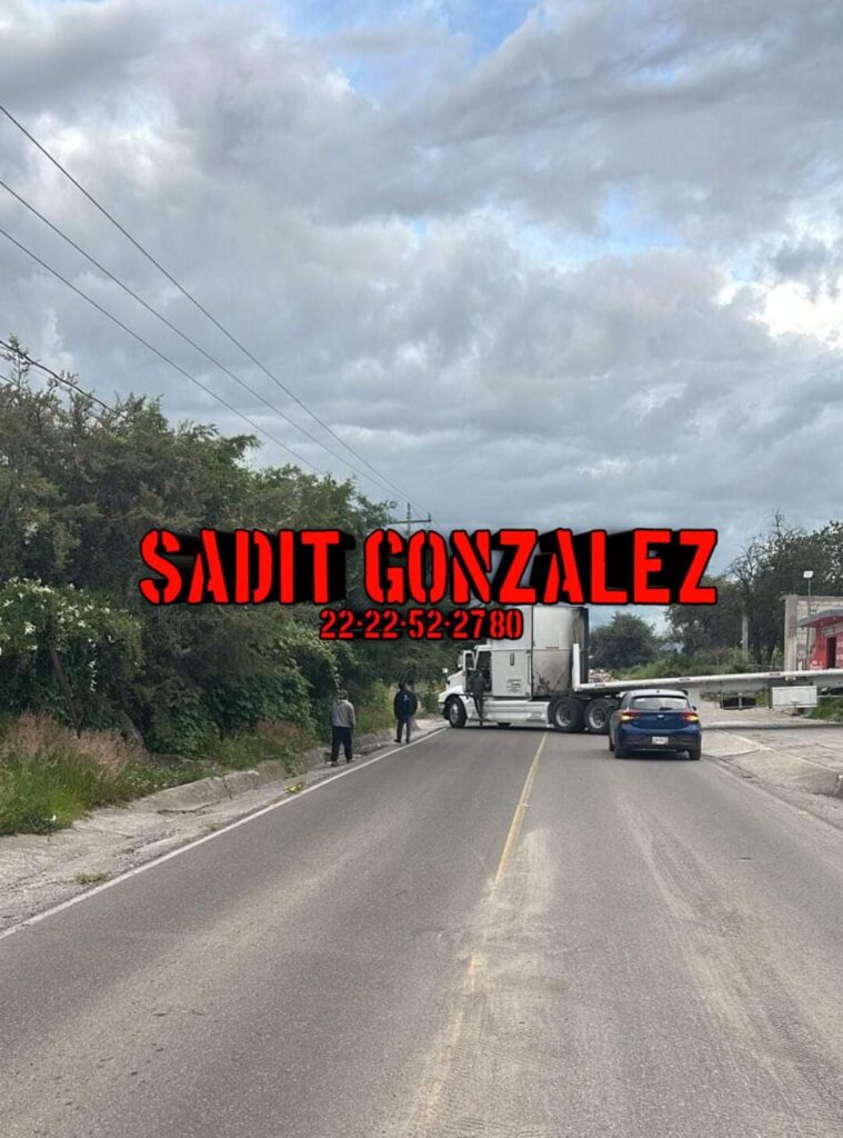 Bloquean salidas y entradas de junta auxiliar de Acajete por presunto secuestro de un menor