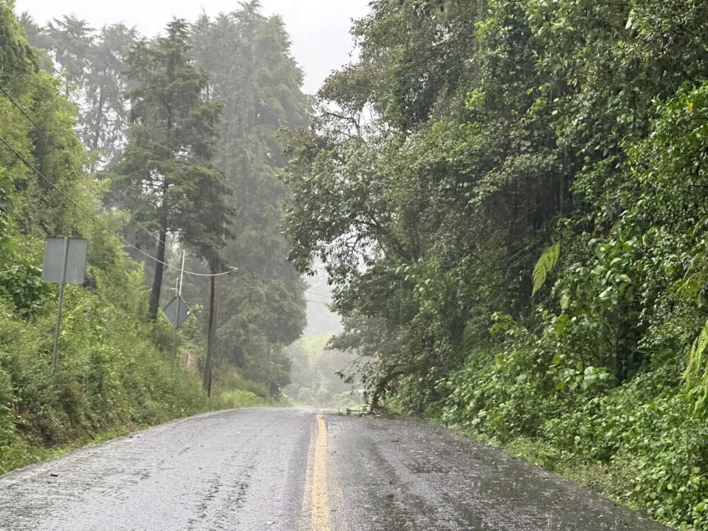 Por deslave, cierran carretera Teziutlán-Tlapacoyan