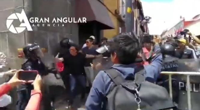 Video desde Puebla: Aprobación de la reforma judicial provoca protestas afuera del Congreso local