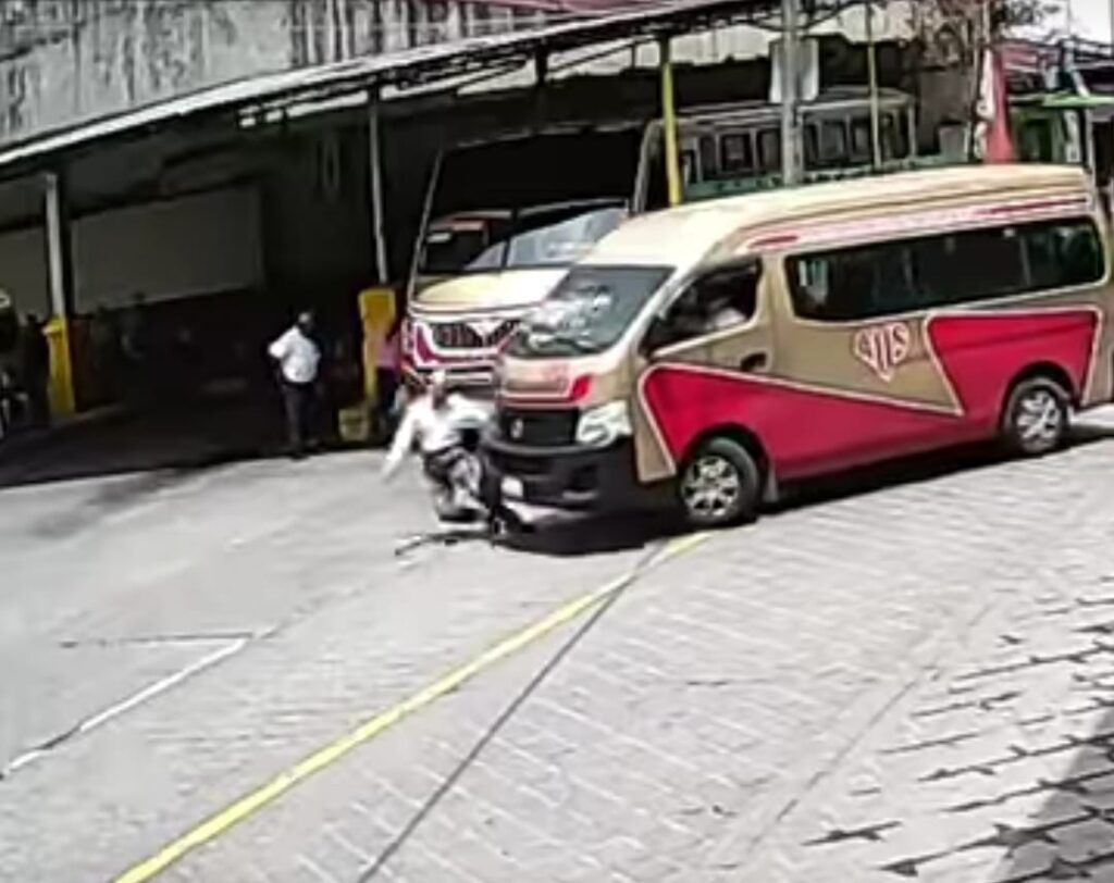 Operador de transporte público atropelló a adulto mayor…pero el ayuntamiento de Huauchinango y aseguradora Qualitas le garantizan impunidad