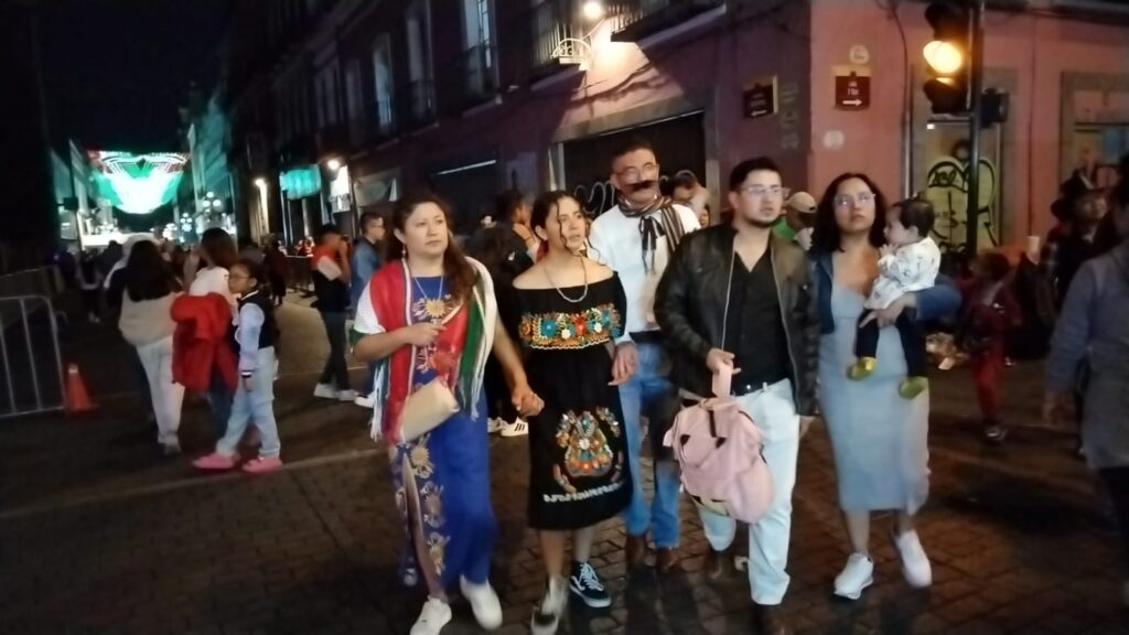 Antojitos mexicanos y trajes típicos esta noche mexicana en el Centro Histórico