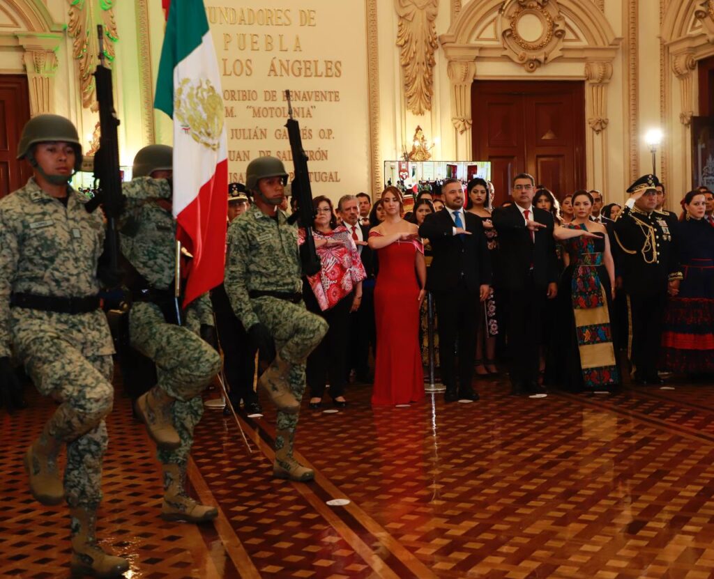 Adán Domínguez y Sergio Salomón lanzan Grito de Independencia en el palacio municipal