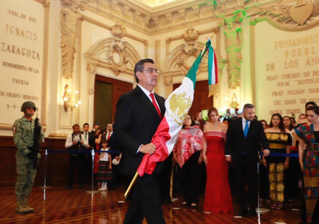 Video: Sergio Salomón encabezó ceremonia por la independencia de México