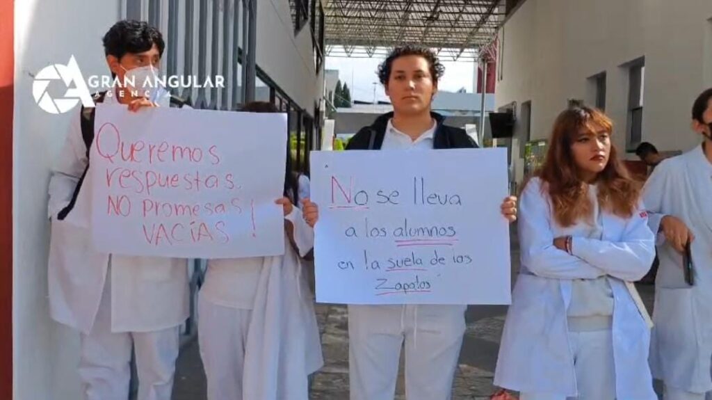 Video: Alumnos de medicina del UPAEP se manifiestan en diversas entradas de la universidad