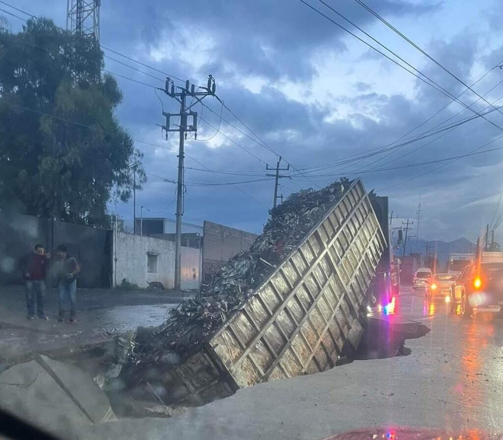 Socavón casi se traga camión en Chachapa, Amozoc