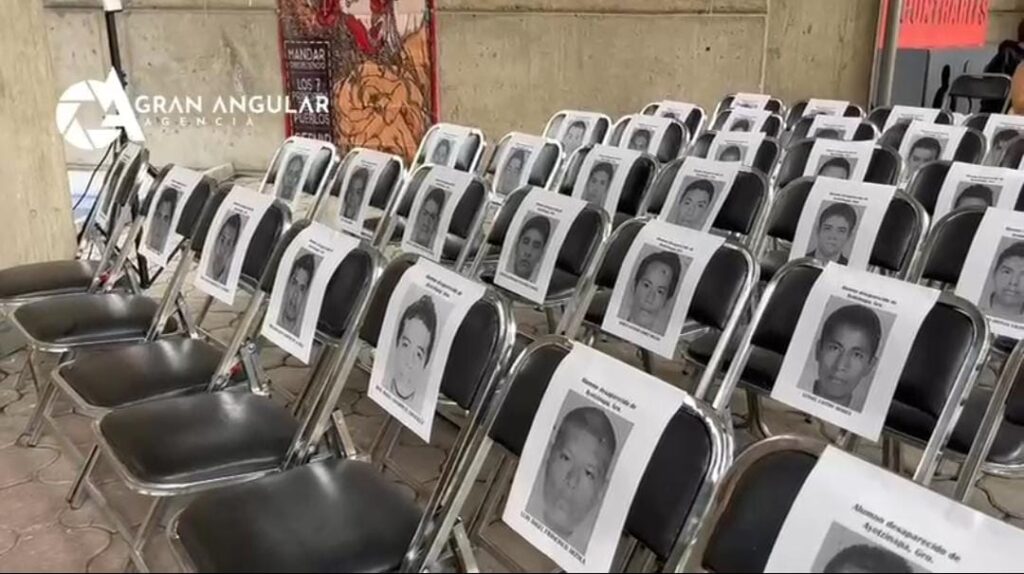 Video: Realizan conservatorio sobre el caso Ayotzinapa