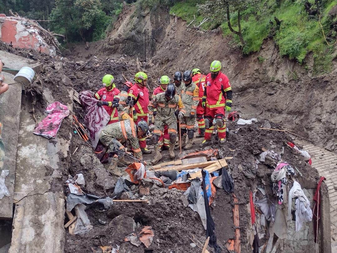 Aumentan víctimas mortales por desgajamiento de cerro en Jilotzingo