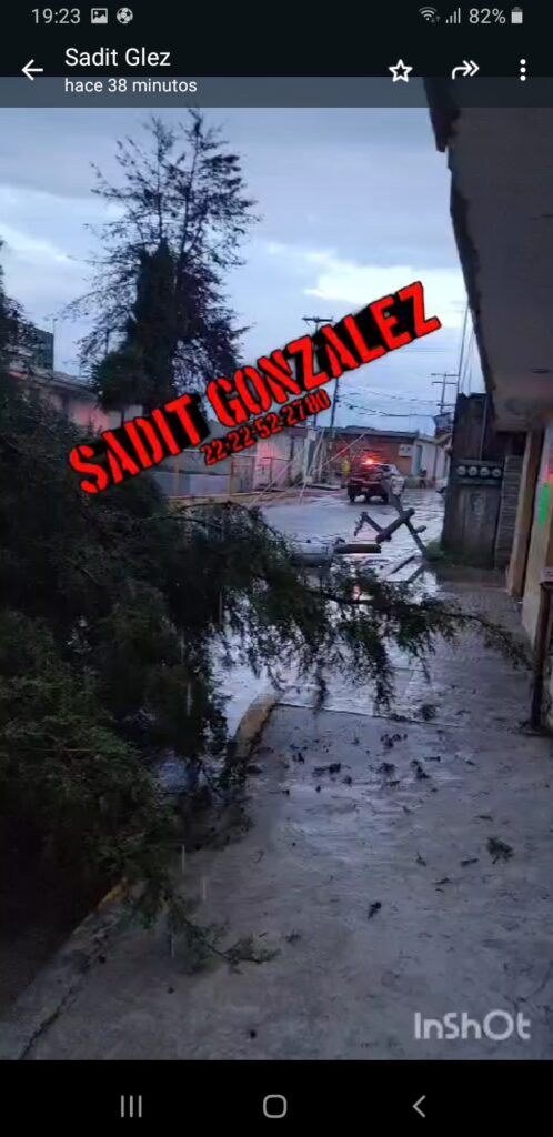 Video: Tromba tiró barda y poste de secundaria en Amozoc