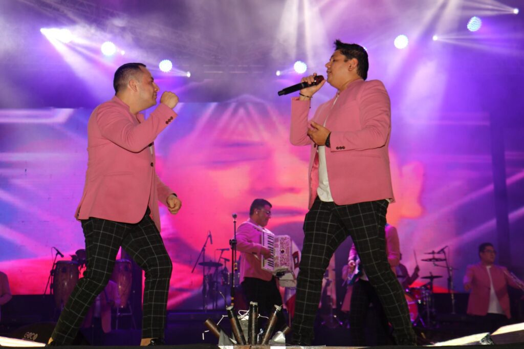 Aarón y su Grupo Ilusión pone a bailar a visitantes de la 74ª Feria de San Pedro Cholula