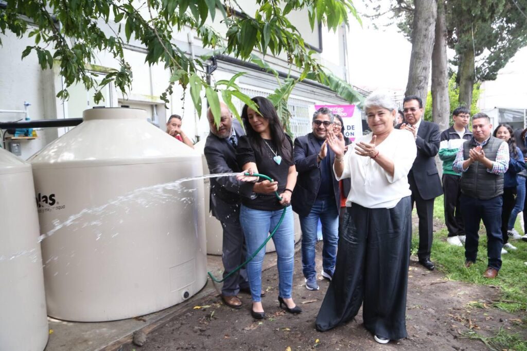 Ayuntamiento de Puebla entrega captadores de agua de lluvia a escuelas
