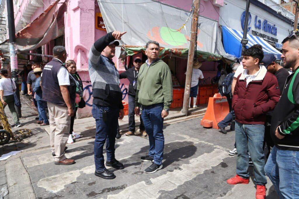 Ayuntamiento de Puebla realiza operativo de ordenamiento en la zona de pescados y mariscos