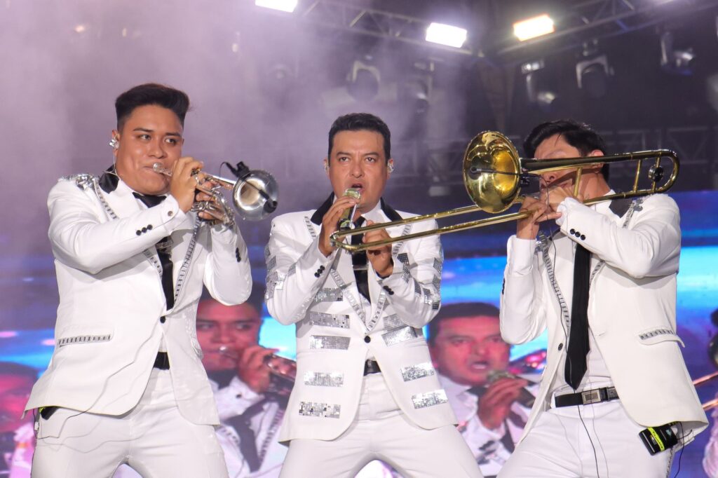 Ritmo y nostalgia de los Klazykeros envuelven la Feria de San Pedro Cholula
