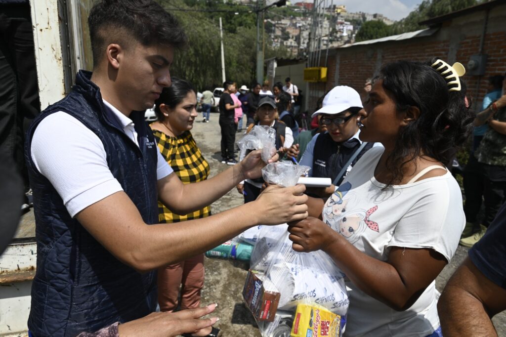Continúan llegando apoyos a familias afectadas por lluvias en Naucalpan a través del DIF