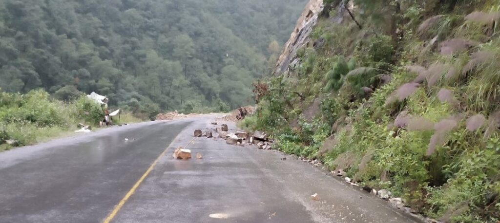 Liberan carretera de Zacatlán afectada por derrumbe de rocas: Protección Civil